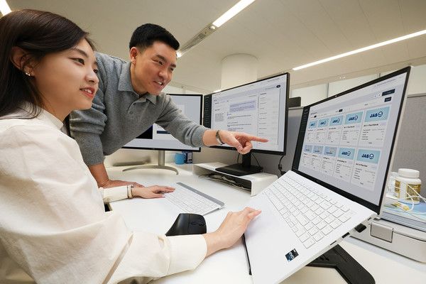 KT 직원들이 태국어 LLM 플랫폼 구축 프로젝트에서 개발한 'LLM 옵스'를 테스트하고 있다./사진=KT