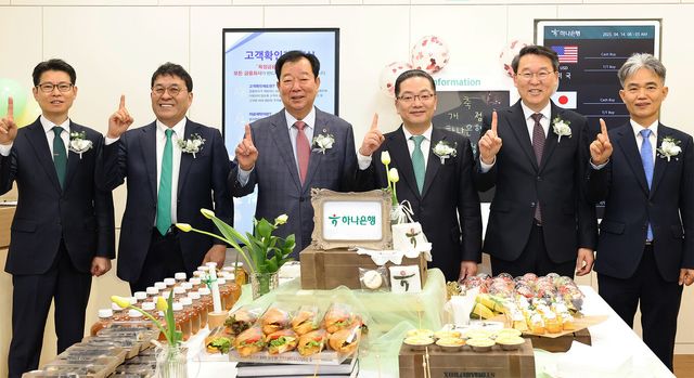 (왼쪽부터)양영렬 경기영업본부 지역대표, 김진우 중앙영업그룹 부행장,&nbsp;임상오 경기도의회 안전행정위원회 위원장, 이호성 하나은행장,&nbsp;김상수 경기도청 자치행정국장,&nbsp;류영용 경기도 세정과 과장 / 사진=하나은행