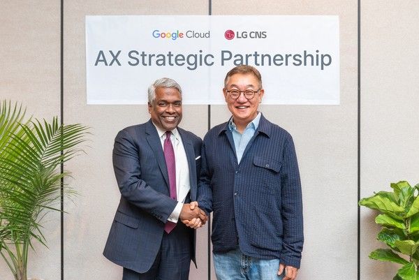 (오른쪽) 현신균 LG CNS사장과 토마스 쿠리안 구글 클라우드 CEO가 AX사업 다각화에 대한 논의 후 기념사진을 촬영하고 있다./사진=LG CNS
