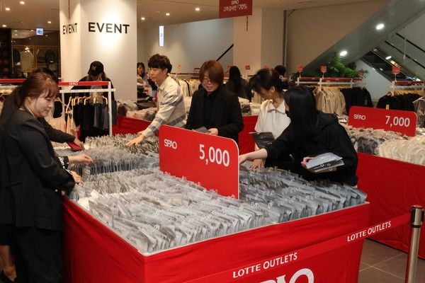 롯데아울렛 대구 율하점은 오는 17일까지 스파오 창고 대개방전을 진행한다. /사진=연합뉴스