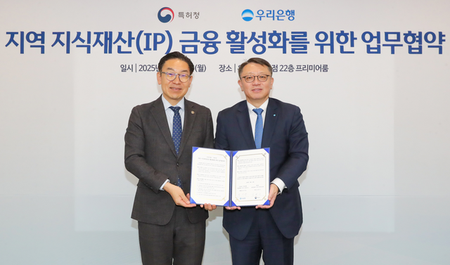 정진완 우리은행장(오른쪽), 김완기 특허청장 / 사진=우리은행