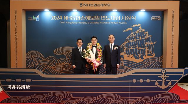 개인부문 대상 수상자인 충북 내수농협 서승일 과장(사진 가운데)이 이찬우 농협금융지주 회장(사진 오른쪽),&nbsp;송춘수 대표이사(사진 왼쪽)와 기념촬영 하고 있다. / 사진=NH농협손해보험