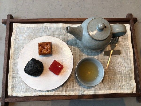 가야시대 인도에서 전해졌다는 전설을 가진 발효차 '김해 장군차' 다과 세트 /사진=김현정 기자