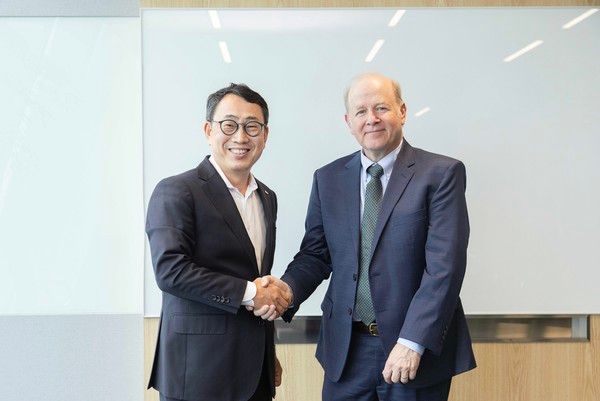 17일 SK텔레콤 본사에서 (왼쪽부터) 유영상 CEO와 피터 채프먼 아이온큐 이사회 의장이 기념 사진을 촬영하고 있다./사진=SK텔레콤