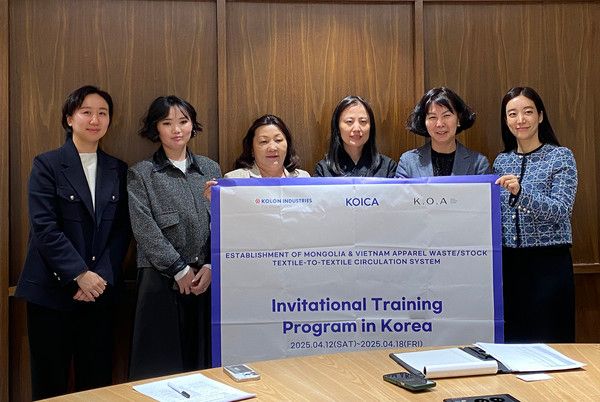 (왼쪽부터) 연세대 우홍주 교수, 몽골과기대 T.BAYARMAA 교수, D.BUYANDELGER 교수, T.GERELMAA 교수, M.BAYAR 교수, 연세대 구수민 교수 /사진=코오롱FnC