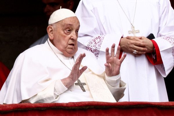 프란치스코 교황이 부활절인 20일(현지시각) 바티칸 성베드로 성당 발코니에 휠체어를 타고 나타나 수천명 신자들에게 손짓하고 있다. 이어 다른 성직자가 대독한 메시지에서 “종교의 자유, 표현의 자유 그리고 타인에 대한 존중 없이 평화는 없다”는 메시지를 남겼다. / 사진=로이터연합뉴스