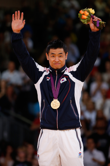 2012년 제30회 런던올림픽에서 유도 남자 90kg이하급 금메달을 획득한 송대남 감독이 시상식에서 세리머니를 하고 있다. /사진=KH그룹
