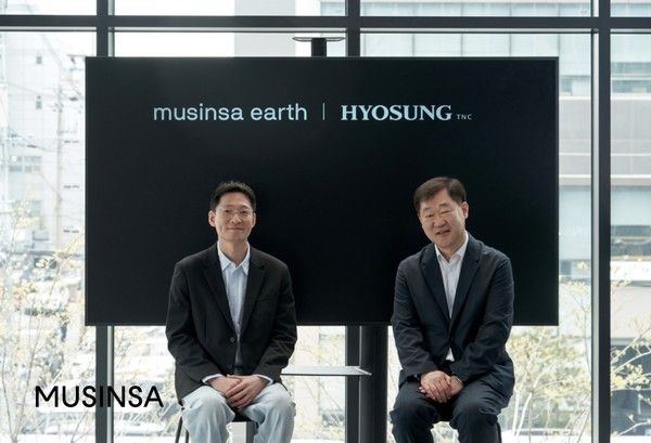 무신사 성수 N1에서 열린 업무협약식에서 기념사진을 촬영하는 이승진 무신사 S&C 본부장(왼쪽)과 임장규 효성티앤씨 상무(CMO) /사진=무신사