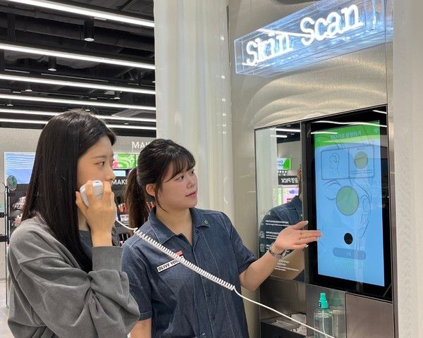올리브영 합정메세나폴리스점에 도입된 '스킨스캔' 기기에서 피부 측정을 하고 있는 모습 /사진=CJ올리브영