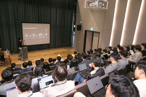 KT가 코파일럿 기반 개발자 플랫폼 깃허브와 전략적 파트너십을 체결하고 25일 KT 판교사옥에서 개발자 워크숍 '해브 어 깃 데이'를 진행했다. /사진=KT