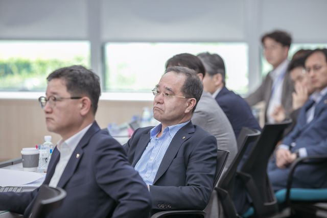 이찬우 회장(왼쪽에서 두 번째)이&nbsp;회의를 주재하고 있다.&nbsp;/ 사진=농협금융지주