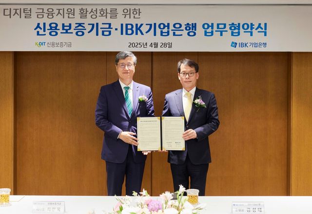 김성태 IBK기업은행장(오른쪽)과 최원목 신용보증기금 이사장이 기념촬영을 하고 있는 모습 / 사진=IBK기업은행