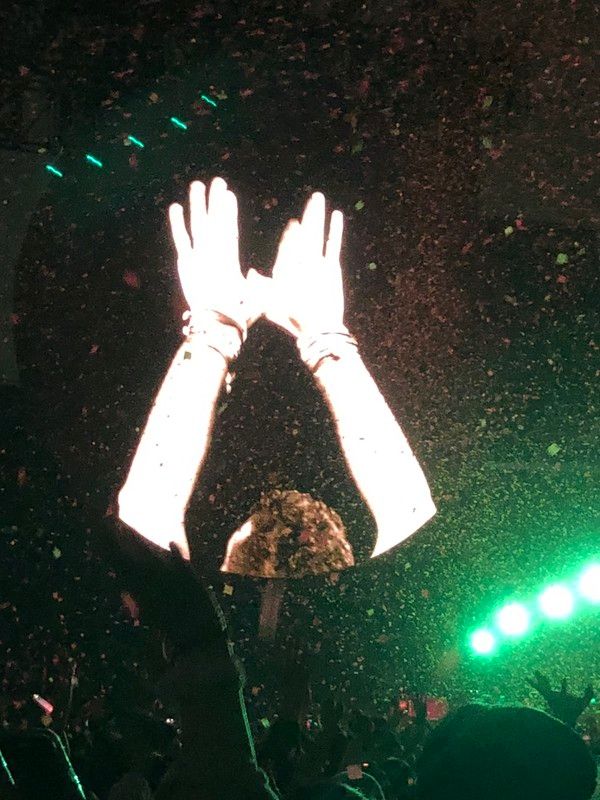 공연 중 제스처를 취하는 크리스 마틴 /사진=김현정 기자