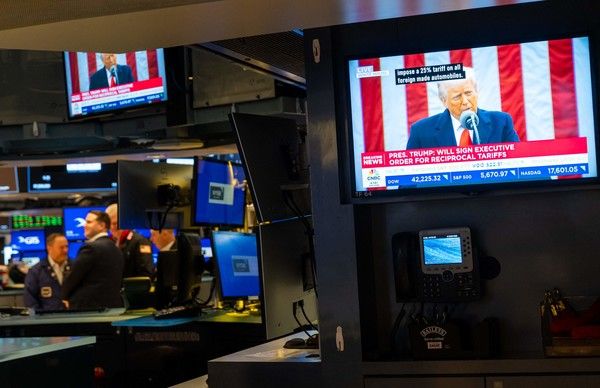 미국 뉴욕 주식시장 마감 직후인 2일 오후 4시(현지시간) 도널드 트럼프 대통령이 백악관 로즈가든에서 국가별 상호관세를 발표하는 모습이 뉴욕 증시 TV 모니터에 비치고 있다. / 사진=AFP연합뉴스
