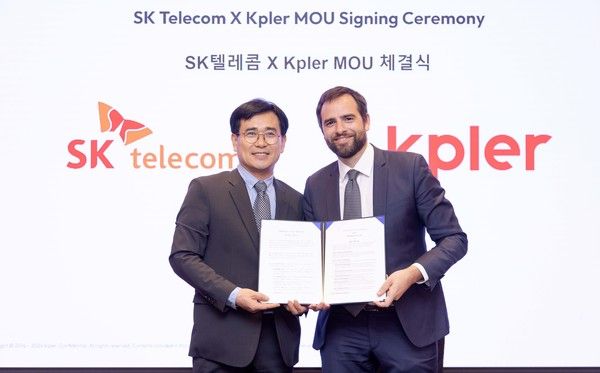지난 2일 서울 소공동 롯데호텔에서 열린 업무협약 조인식에서 (왼쪽) 신용식 SK텔레콤 AIX 사업부장과 케플러 공동 창업자인 장 매이니어 회장이 서명 후 기념 촬영을 하고 있다./사진=SKT