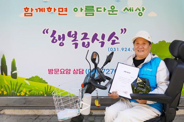 KT그룹 희망나눔재단이 올해 첫 희망나눔인상 수상자로 선정한 이연희씨./사진=KT