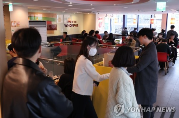 지난 6일까지 시그니처 메뉴 '와퍼' 등을 20년 전 가격으로 판매하는 '사장님 출장 기념' 행사를 진행한 버거킹 매장이 이용객으로 북적이는 모습. 최근 주요 프랜차이즈 햄버거 가격이 인상되면서 소비자 부담이 가중되고 있다. /사진=연합뉴스