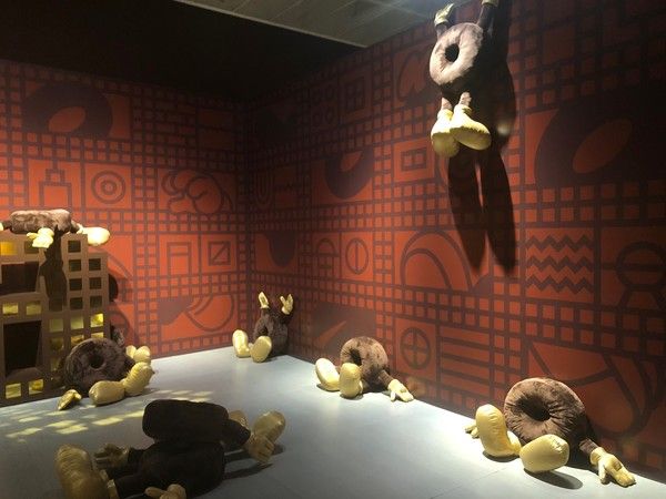 가나 초콜릿 출시 50주년 기념 전시 '아뜰리에 가나'에서 국내 현대미술 작가 그라플렉스가 선보인 도넛 모양의 캐릭터 조형물 /사진=김현정 기자