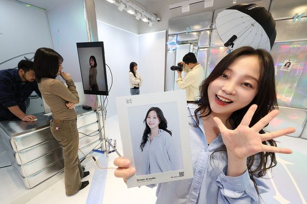 KT가 5월 한달 간 '홍대 애드샵 플러스'에 MZ세대를 타깃으로 한 체험형 공간 'KT AI 체험존'을 운영한다고 1일 밝혔다. 고객들이 KT 홍대 애드샵 플러스에 'AI 체험존'에서 나만의 드림 프로필 사진을 촬영하는 모습. /사진=KT