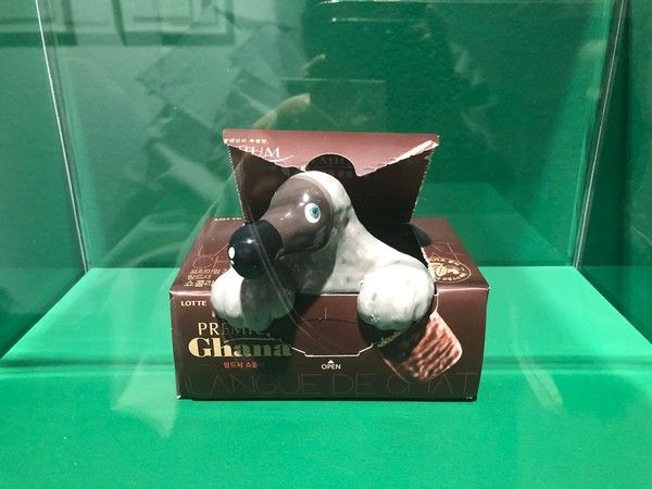 가나 초콜릿 출시 50주년 기념 전시 '아뜰리에 가나'에서 김선우 작가가&nbsp;프리미엄 가나 랑드샤 쇼콜라 제품과 자신의 '도도새' 캐릭터를 컬래버레이션한 작품 /사진=김현정 기자