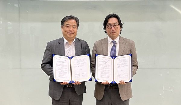 방산중소벤처기업협회는 최근 스마트적층제조연구회와 '방위산업 및 적층제조 분야 협력을 위한 업무협약(MOU)'을 체결했다. 원준희 방산중소벤처기업협회 회장(왼쪽)과 최해진 스마트적층제조연구회 회장이 서약서를 들고 있는 모습. / 사진=방산중소벤처기업협회