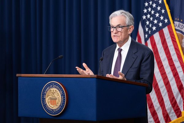 미국 중앙은행인 연방준비제도(Fed·연준)의 제롬 파월 의장이 7일(현지시간) 연방공개시장위원회(FOMC)가 기준금리를 4.25∼4.50%로 세 번째 동결한 뒤 연 기자회견에서 기자들 질문에 답하고 있다. 파월 의장은 이 자리에서 통화정책과 관련해 관세정책이 경제에 어떤 영향을 미치는지 좀더 명확해질 때까지 기다릴 필요가 있다고 재차 강조했다. / 사진=신화연합뉴스