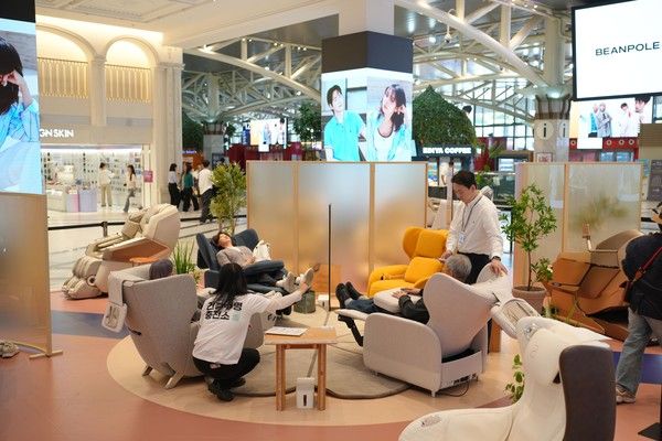 바디프랜드 '건강수명 충전소' 팝업에서 고객들이 마사지 소파 '파밀레'를 체험하고 있다. /사진=바디프랜드