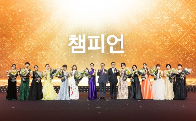 한화생명금융서비스 연도대상 시상식에서 한화생명 여승주 대표이사(왼쪽에서 여덟번째),&nbsp;한화생명금융서비스 이경근 대표이사(왼쪽에서 아홉번째)가 챔피언 수상자들과 함께 기념촬영을 하고 있다. / 사진=한화생명금융서비스