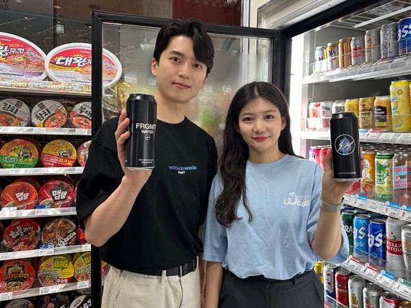 '웨이드 프라그먼트' 굿즈 티셔츠를 입은 모델이 '웨이드 프라그먼트 탄산수' 음료를 들고 있다. /사진=GS25