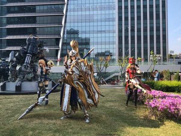 넷마블게임박물관 야외 정원에 조성된 대표 게임 '세븐나이츠' 캐릭터인 그랑시드 사관생도 & 오토마톤 루디·레이첼 조형물 /사진=김현정 기자