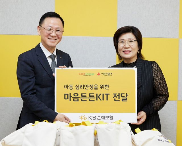 황인석 KB손해보험 스타즈 배구단 단장(왼쪽)과 권경미 의정부지역아동센터연합회 회장(오른쪽)이 기념사진을 찍고 있다. / 사진=KB손해보험