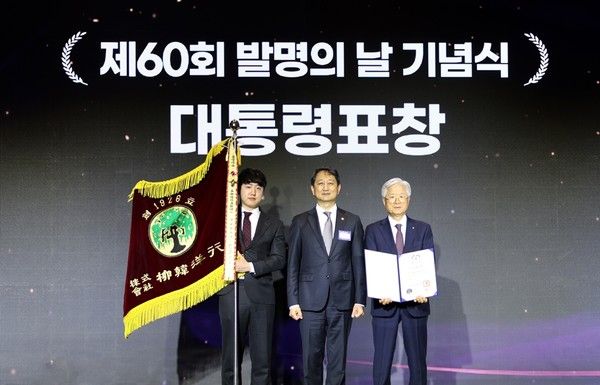 유한양행 과장 강영도(좌측), 안덕근 산업통상자원부 장관, 유한양행 대표이사 조욱제가 포즈를 취했다. /사진=유한양행