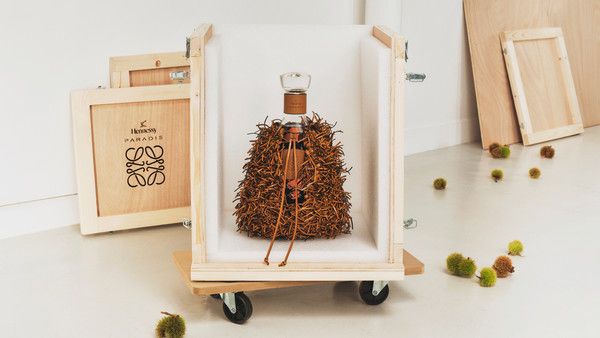 '헤네시 파라디-로에베' 컬래버 제품 /사진=신라면세점