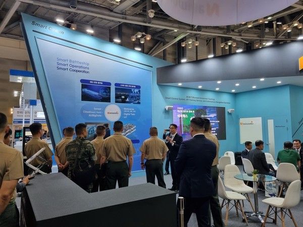 네비웍스가 오는 28일부터 31일까지 부산 벡스코에서 열리는 '제14회 국제해양방위산업전'(MADEX 2025)에 참가한다. 사진은 지난 2023년 열린 국제해양방위산업전에서 네비웍스 부스 모습. /사진=네비웍스