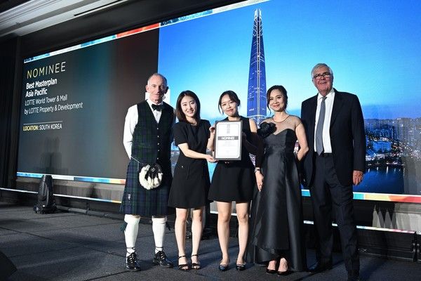 롯데월드타워·몰이 2025 인터내셔널 프로퍼티 어워즈에서 최고상(5 Stars 등급) 2개를 수상했다. /사진=롯데물산