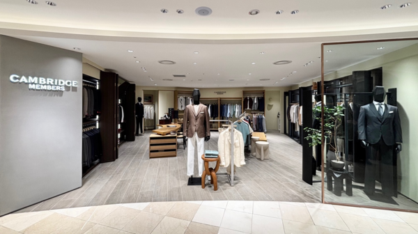 변경된 BI와 SI가 적용된 캠브리지 멤버스 매장 전경 /사진=코오롱FnC