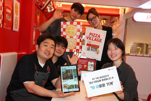 KT가 청년 소상공인 지원 상생 프로젝트 '와이로운 가게'를 본격 추진한다. 하이오더 이용 청년 사장님 매장에서 대학생 마케팅 서포터즈 'Y퓨처리스트'가 가게를 홍보하고 있다./사진=KT