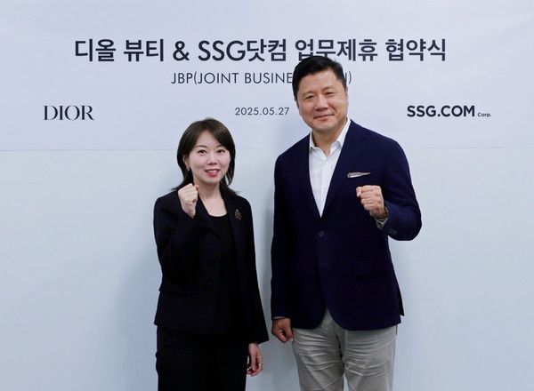 최훈학 SSG닷컴 대표이사(오른쪽)와 김백남 크리스챤 디올 뷰티 코리아 지사장이 업무협약 체결 후 기념사진을 촬영하고 있다 /사진=SSG닷컴