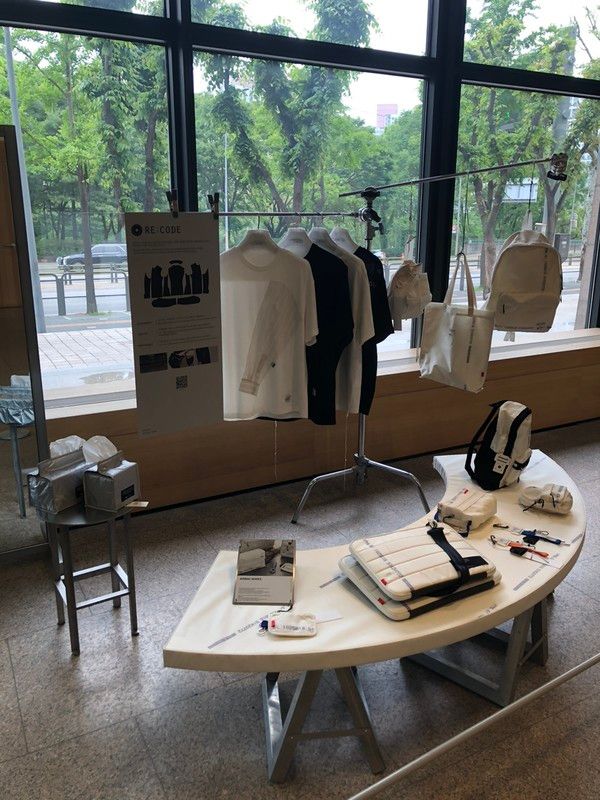 코오롱FnC는 오는 8월 1일까지 업사이클링&nbsp;패션 브랜드 '래코드'가 진행하는 '리콜렉티브: 머터리얼스' 전시를 개최한다. 사진은 자동차 에어백을 활용한 패션 제품들 /사진=김현정 기자