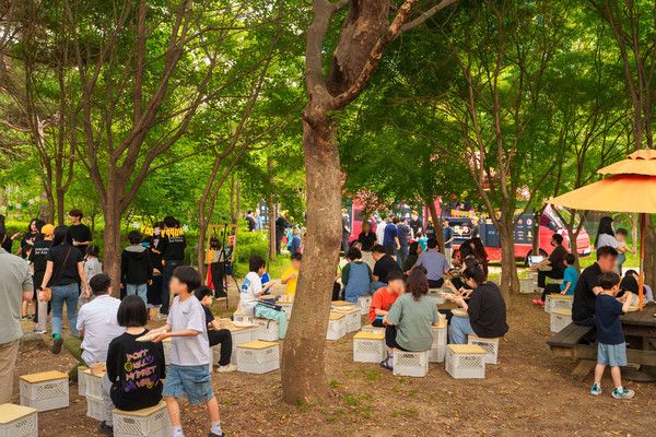 29일 오후 서울 은평구 꿈나무마을에 푸드트럭 '밥먹차' 식사 지원 행사가 열렸다. /사진=티앤씨재단