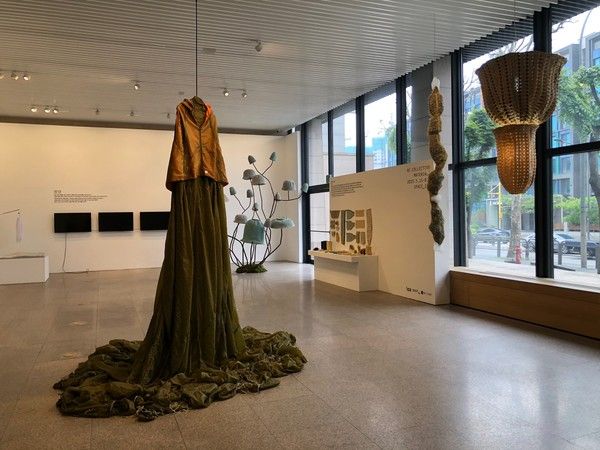 코오롱FnC는 오는 8월 1일까지 업사이클링&nbsp;패션 브랜드 '래코드'가 진행하는 '리콜렉티브: 머터리얼스' 전시를 개최한다. 왼쪽은 군용 텐트 소재를 활용한 조형물. /사진=김현정 기자