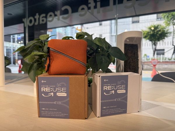 코아스는 자투리 천을 재활용한 '다용도 파우치' 시제품을 제작했으며 공식 친환경 굿즈로 활용할 계획이다. / 사진=코아스