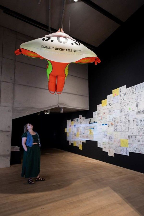 런던 테이트 모던 미술관에서 진행 중인 '더 제네시스 익스비션: 서도호: 워크 더 하우스'에 설치된 '브릿지 프로젝트' 중 코오롱스포츠가 함께 한 작품 'Perfect Home S.O.S'가 설치된 모습'