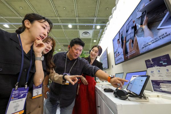 KT 관계자가 '월드IT쇼 2025'에서 마이크로소프트 팀즈폰을 소개하고 있다./사진=KT