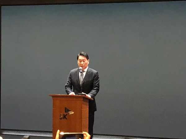 최태원 SK그룹 회장이 7일 서울 중구 SKT타워에서 열린 유심 해킹 관련 일일 브리핑에서 사과의 메시지를 전하고 있다. /사진=김현정 기자