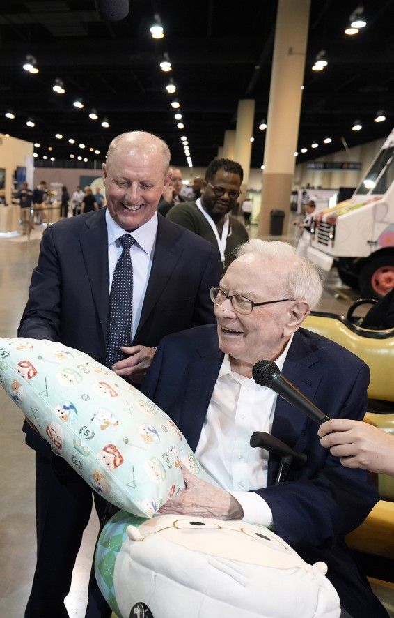 그레그 에이벌 부회장과 워런 버핏 회장 / 사진=AP연합뉴스