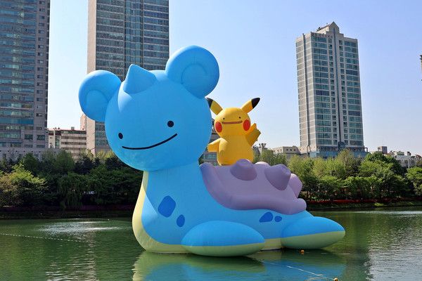 미소짓는 초대형 피카츄와 라프라스 /사진=롯데