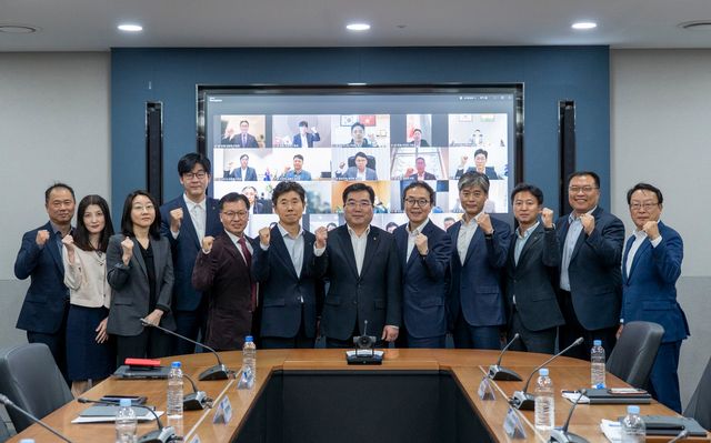 &nbsp;조정래 부사장(오른쪽에서 여섯 번째)과&nbsp;참석자들이 기념촬영을&nbsp;하고 있다. / 사진=NH농협금융지주