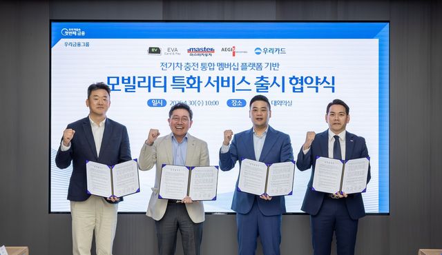 (왼쪽부터)&nbsp;이원재 이지스엔터프라이즈 사장,&nbsp;진성원 우리카드 사장,&nbsp;곽동원 에바씨엔피 대표이사,&nbsp;장은석 마스타자동차 대표가 기념 촬영을 하고 있다. / 사진=우리카드