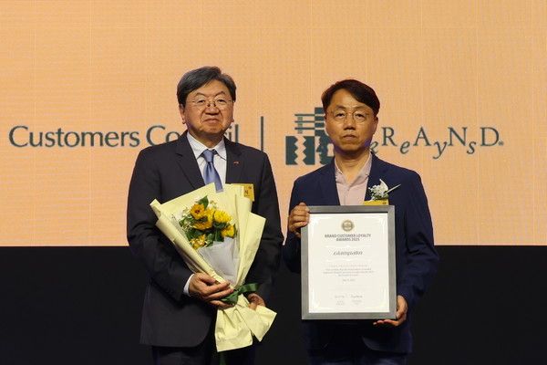 프리미엄 헤어기기 브랜드 언일전자의 글램팜이 '브랜드 고객충성도 대상' 헤어스타일러 부문에서 4년 연속 1위를 차지했다. 사진은 하재진 언일전자 대표(오른쪽)가 수상하는 모습. / 사진=글램팜